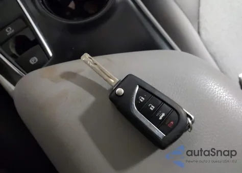 2020 Toyota Camry Le Awd z USA, uszkodzony, nr VIN 4T1C11BKXLU007271